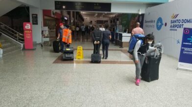 Filtración en techo del AILA genera molestias a pasajeros durante las lluvias