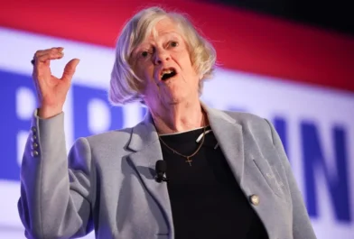 Revelan que exdiputada británica Ann Widdecombe murió tras recibir 21 martillazos; acusado irá a juicio en 2027