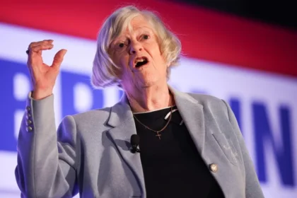 Revelan que exdiputada británica Ann Widdecombe murió tras recibir 21 martillazos; acusado irá a juicio en 2027
