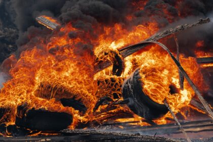 Vehículo se incendia en Los Cacicazgos; se desconocen las causas del fuego