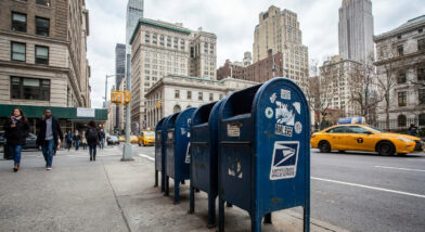 Acusan a empleada del Servicio Postal de EE.UU. de robar más de $25,000 en pagos de alquiler enviados por correo