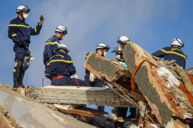 Venezuela condecora a rescatistas de la Unión Europea y de México tras el doble terremoto