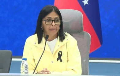 Delcy Rodríguez anuncia conversaciones con Estados Unidos y el FMI para reconstruir la infraestructura