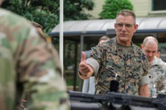 Jefe del Comando Sur de EEUU visita Venezuela para coordinar la reconstrucción