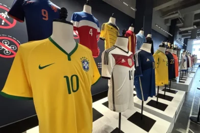 El Empire State se une a la fiebre mundialista con una exposición de camisetas legendarias - Noticias de hoy en República Dominicana | De Último Minuto