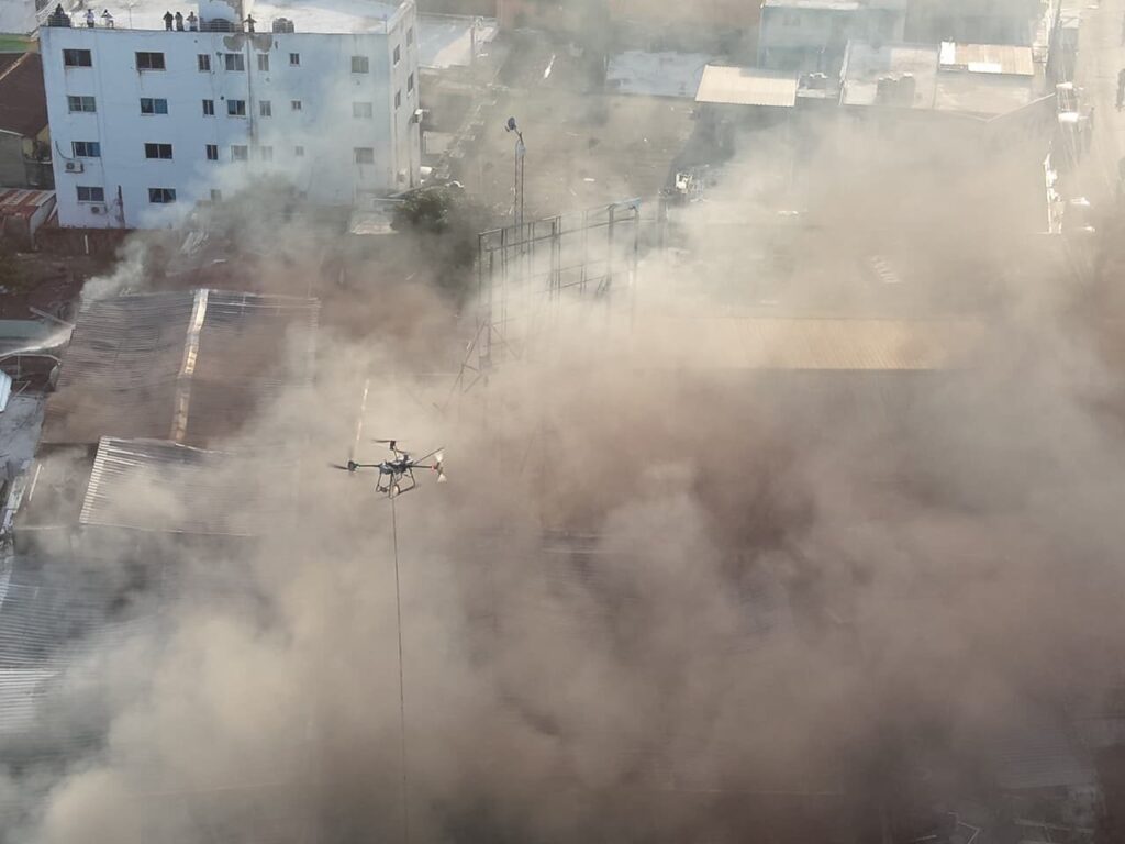 Drones del 911 apoyan labores para sofocar incendio en tienda china de Herrera