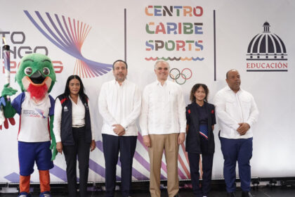 Ministro de Educación recibe antorcha de los XXV Juegos Centroamericanos y del Caribe Santo Domingo 2026
