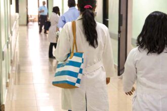 Expertos aseguran que nuevo Código Penal no persigue a médicos por su labor profesional