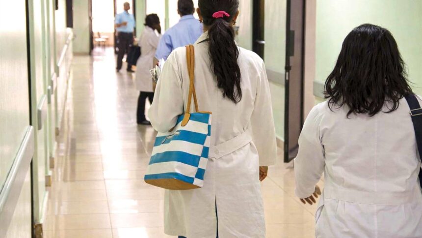 Expertos aseguran que nuevo Código Penal no persigue a médicos por su labor profesional