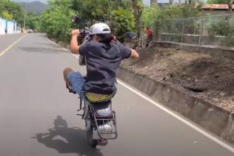 Motociclista atropella a ingeniero de 74 años y huye; familia pide identificarlo