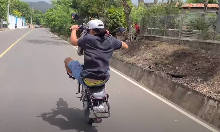 Motociclista atropella a ingeniero de 74 años y huye; familia pide identificarlo