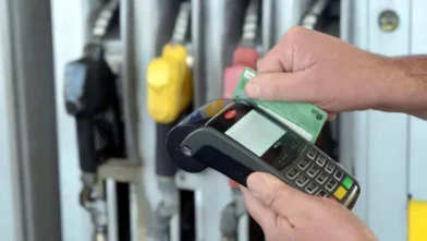 Pagos con tarjeta en estaciones de combustibles.