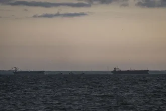 Un muerto y ocho heridos en un ataque a petroleros de Emiratos Árabes atribuido a Irán