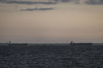Un muerto y ocho heridos en un ataque a petroleros de Emiratos Árabes atribuido a Irán