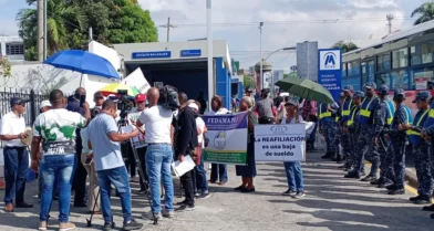 Maestros pensionados protestan frente al Inabima por descuentos al Seguro de Sobrevivencia