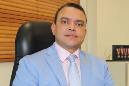 Julio Landrón plantea revisar Código Penal médico y anuncia aumento a hospitales