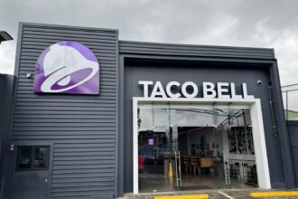 Demandan a Taco Bell tras brote de infección intestinal asociado a lechuga en EE. UU.