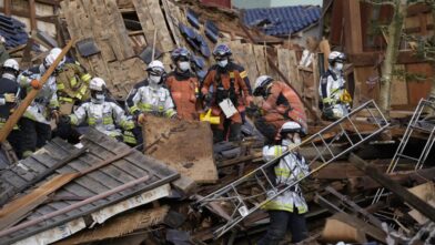 Elevan a 35 los muertos tras el terremoto en Japón mientras sigue la búsqueda de atrapados