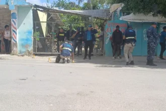 Joven de 21 años y hieren a otro durante tiroteo en Santo Domingo Este