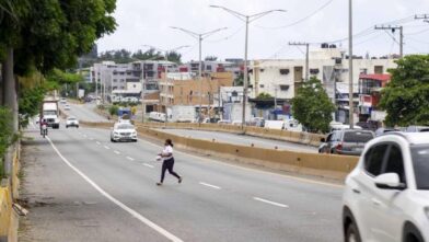 Cierran esta noche tramo del km 10½ de la Autopista Las Américas por trabajos en nuevo puente peatonal