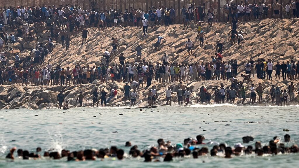 Gobierno español asegura que han vuelto 70.000 de las 72.000 personas que llegaron a Ceuta