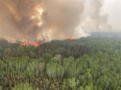Costa Rica envía 102 bomberos a Canadá para ayudar a combatir los incendios forestales