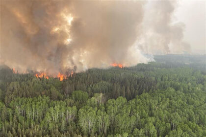 Costa Rica envía 102 bomberos a Canadá para ayudar a combatir los incendios forestales