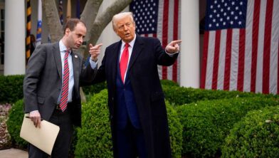Trump designa a secretario personal de la Casa Blanca como su nuevo asistente