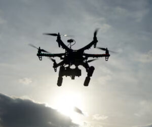 Un militar colombiano muerto y dos heridos en ataque con explosivos lanzados desde drones