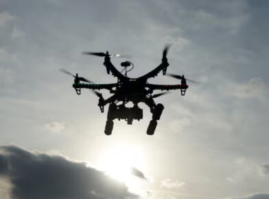 Un militar colombiano muerto y dos heridos en ataque con explosivos lanzados desde drones