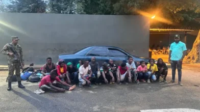 Ejército intercepta vehículo con 14 haitianos indocumentados en Santiago