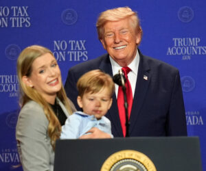 Trump corre para evitar que un niño caiga del escenario y enseguida se burla de Biden
