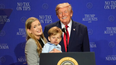 Trump corre para evitar que un niño caiga del escenario y enseguida se burla de Biden