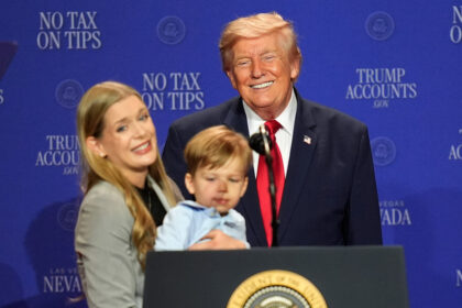 Trump corre para evitar que un niño caiga del escenario y enseguida se burla de Biden