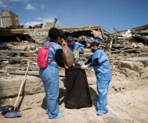 Venezolanos limpian calles de La Guaira tras sismos para ayudar a reducir contaminación