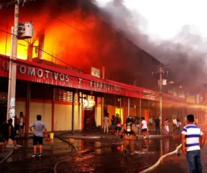 Un incendio afecta al principal mercado de Santa Cruz, la región más poblada de Bolivia