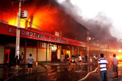 Un incendio afecta al principal mercado de Santa Cruz, la región más poblada de Bolivia