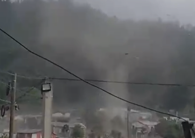 Remolino causa daños en viviendas e invernaderos y desata pánico en Constanza