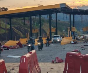 Explosión destruye peaje en construcción en la vía que conecta a Cali con Popayán