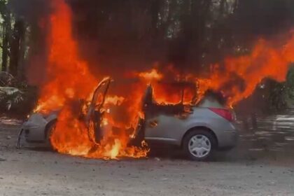Incendio consume por completo un vehículo próximo al túnel natural en la ruta jarabacoa–la vega
