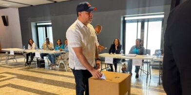 Candidato George Richardson ejerce su voto