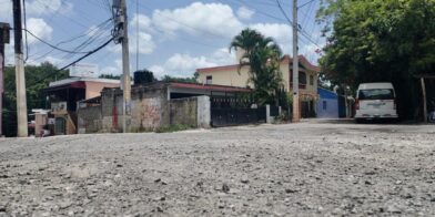 Residentes de Los Alcarrizos piden asfaltado de varias calles olvidadas por las autoridades