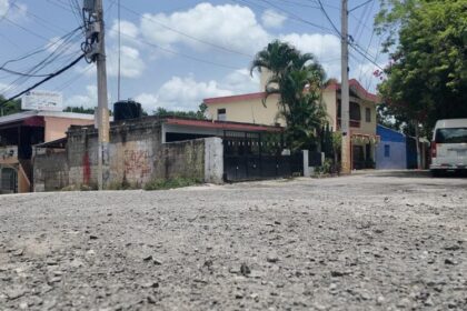 Residentes de Los Alcarrizos piden asfaltado de varias calles olvidadas por las autoridades