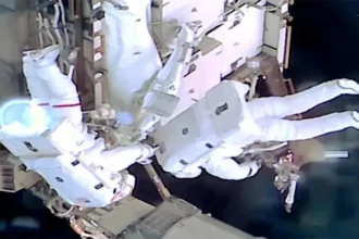 Dos astronautas de la NASA concluyen una caminata espacial para mejorar los paneles solares de la EEI