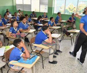 ADP estima que hasta 3,000 maestros podrían iniciar el año escolar bajo contrato