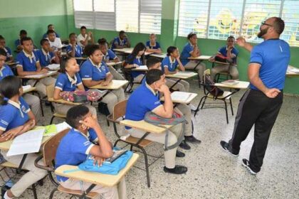 ADP estima que hasta 3,000 maestros podrían iniciar el año escolar bajo contrato