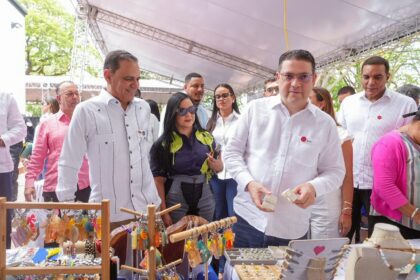 El ministro Yayo Sanz Lovatón, el viceministro de Fomento a las Mipymes, Jorge Morales y la viceministra de Fomento a la Agroindustria, Anibelca Mena observan productos exhibidos.