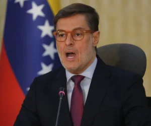 Venezuela y España evalúan oportunidades de cooperación en una conversación entre sus cancilleres