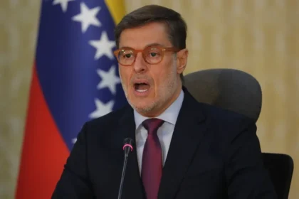 Venezuela y España evalúan oportunidades de cooperación en una conversación entre sus cancilleres