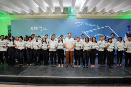 UCE entrega 50 nuevas becas y eleva a 270 las otorgadas en 2026 con inversión social de RD$66 millones